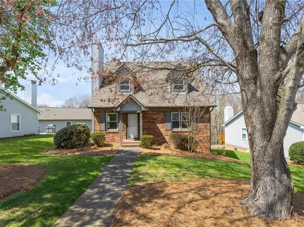 895 Woodland Trace Dr, Winston Salem, NC 27104