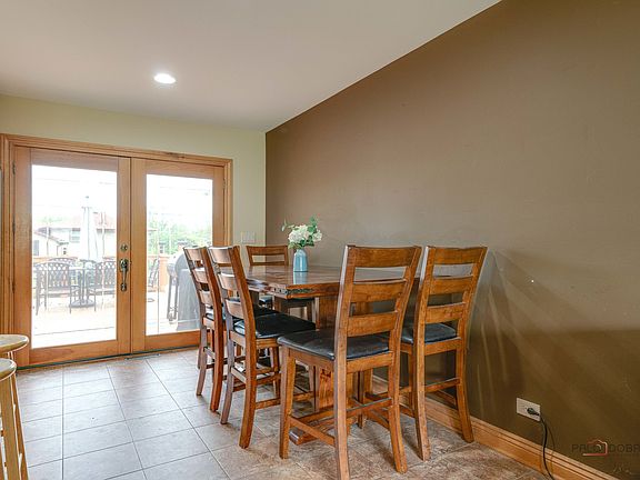 5th image of 422 S Thornwood Dr