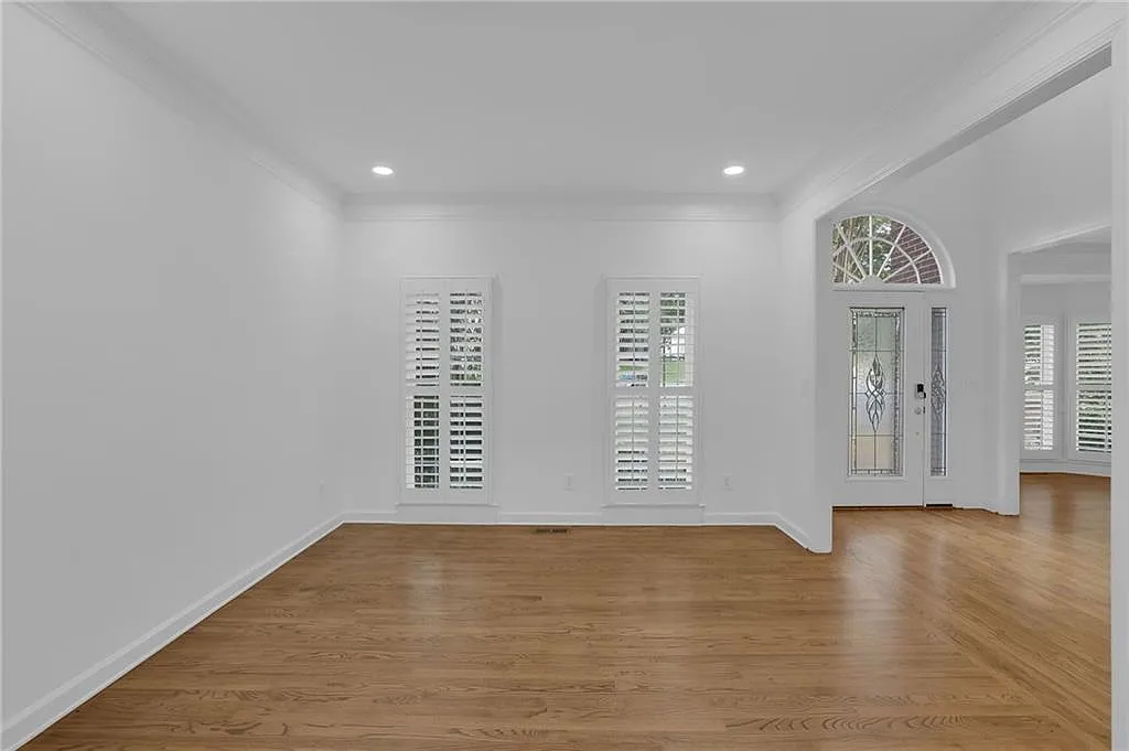 6 bed, 3.5 bath, 2480 sqft, $3,800 — Photo 3