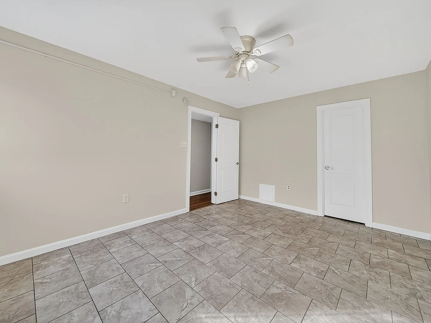3111 Naylor Rd SE — Photo 2
