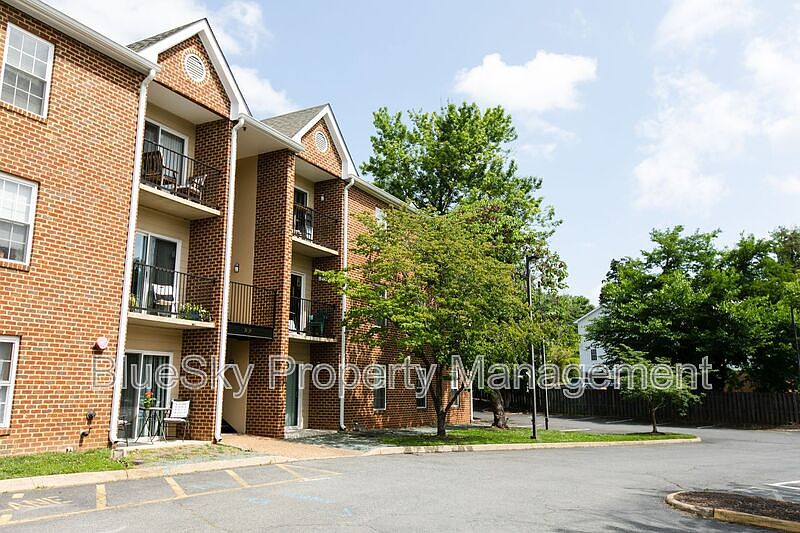 2nd image of 2111 Jefferson Park Ave Unit 32