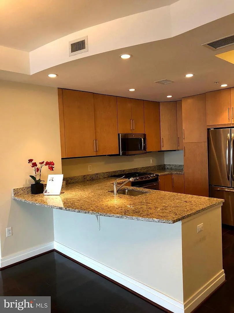 1 bed, 1.0 bath, 894 sqft, $2,550 — Photo 1