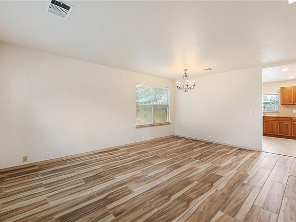 5th image of 401 Spruce Dr