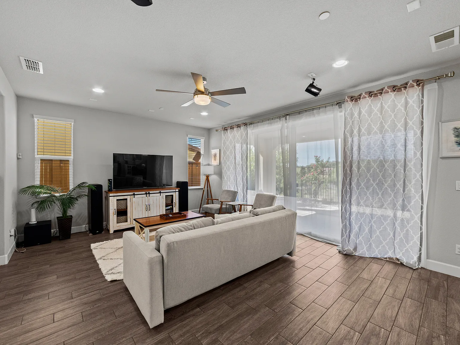4 bed, 2465 sqft, $3,700 — Photo 3