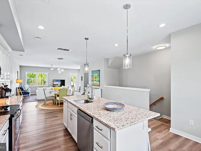221 Wilder Ave — Photo 6