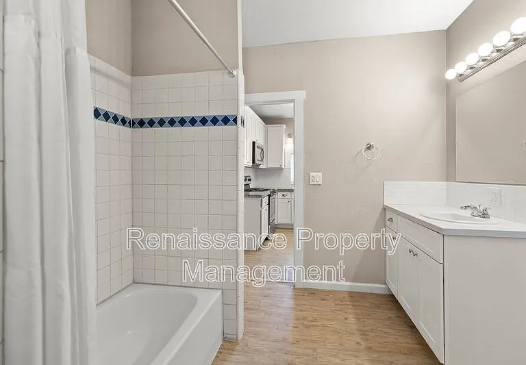 400 E Ellis St — Photo 5