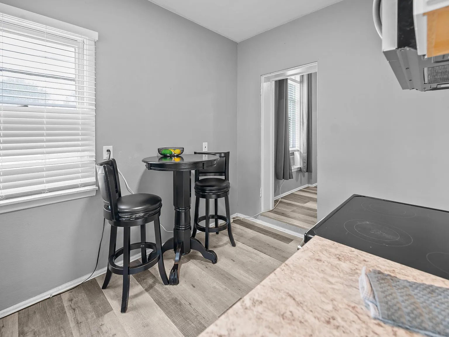 610 Clark St — Photo 4