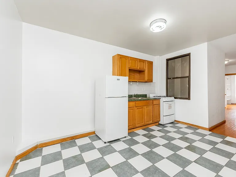 1586 York Ave #4 — Photo 3