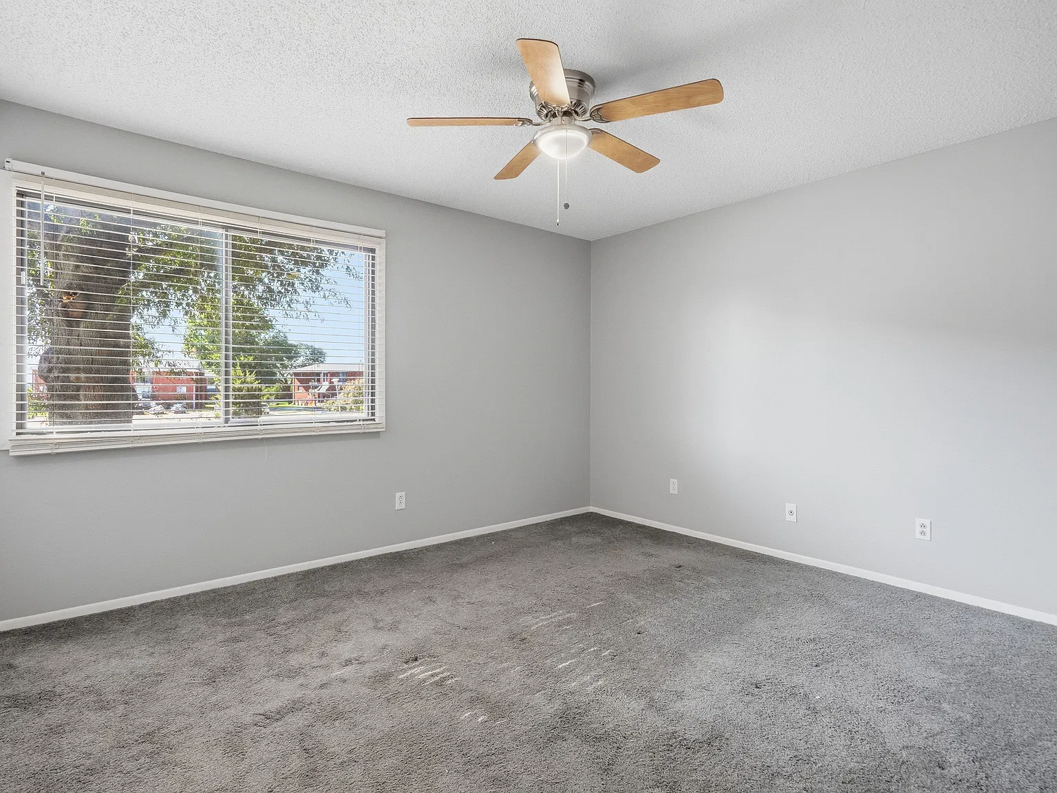 2 bed, 1.5 bath, 915 sqft, $915 — Photo 3
