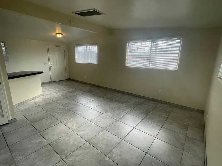 1314 N Venice Ave — Photo 6