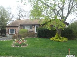4 Evans St, Patchogue, NY 11772