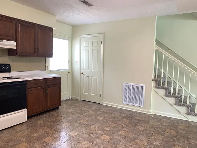 127 Holmes Cir — Photo 5