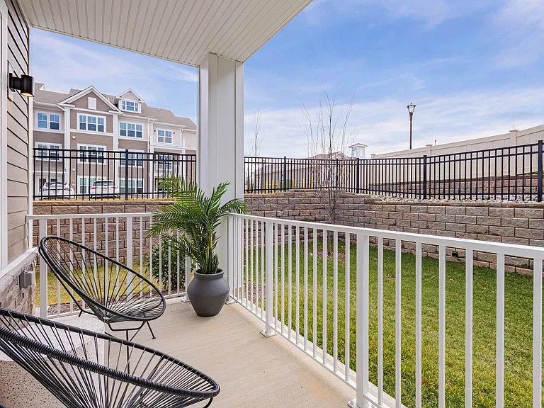 Glen Oaks Apartments — Photo 9