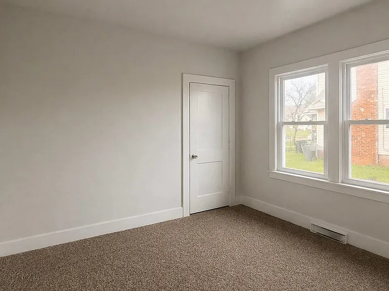 2315 Tuxedo St — Photo 4