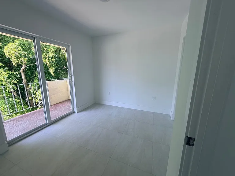 921 SW 7th St — Photo 9