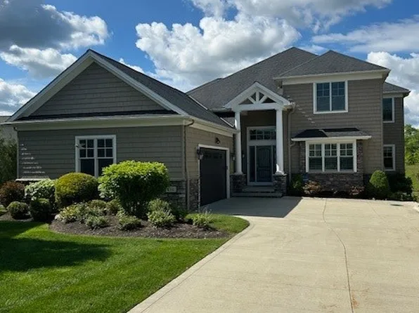 450 Acacia Cir, Lyndhurst, OH 44124