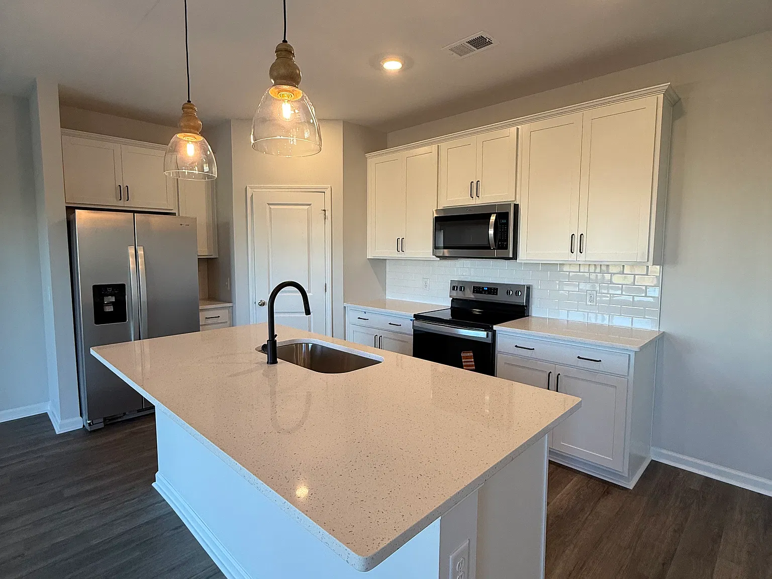 4 bed, 2.5 bath, 1958 sqft, $2,950 — Photo 2