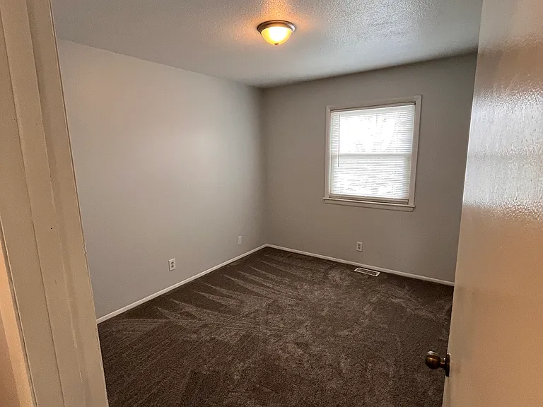 6902 S 32nd Ave — Photo 3
