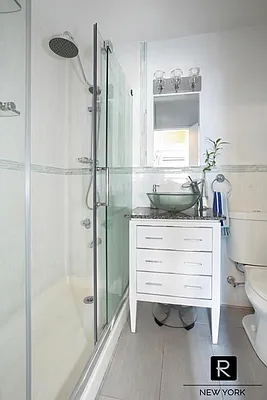 Sold by R New York | media 4