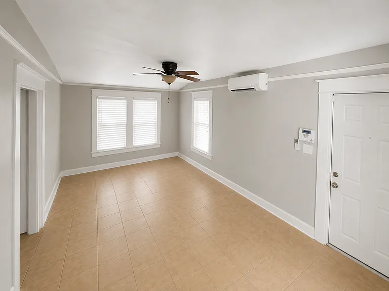2517 W Palm Dr #4 — Photo 4