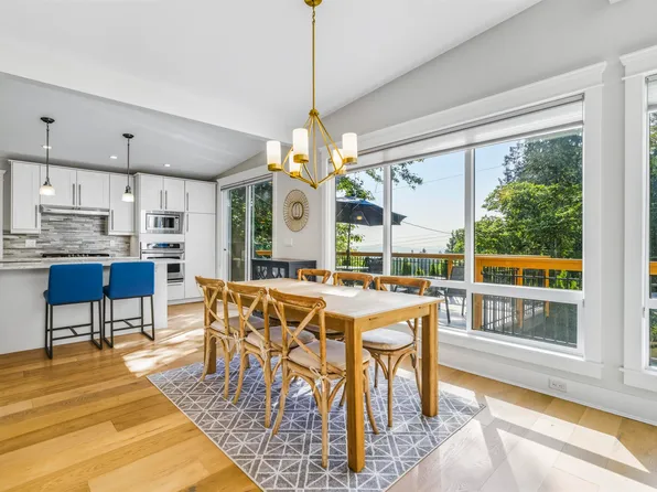 884 Wellington Dr, North Vancouver, BC V7K 1K7