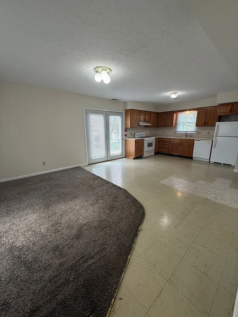 4 bedroom, 2 bath House- Available July 2027! — Photo 4