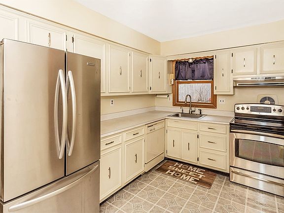 4th image of 96 Highland Dr