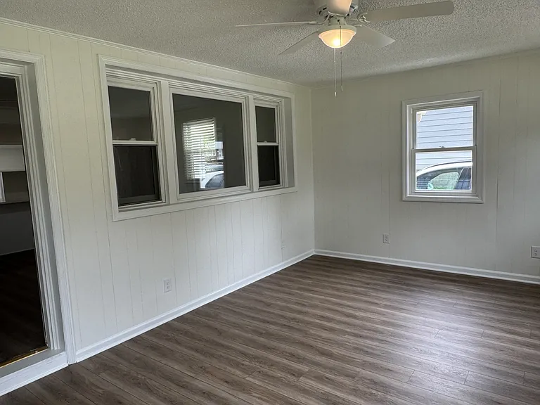 208 Regalwood Dr — Photo 2