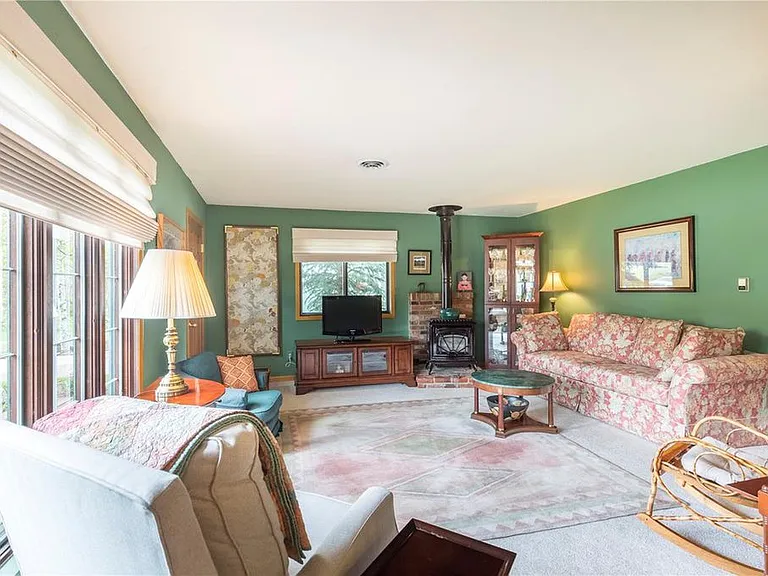 17 E Logan Ave — Photo 4