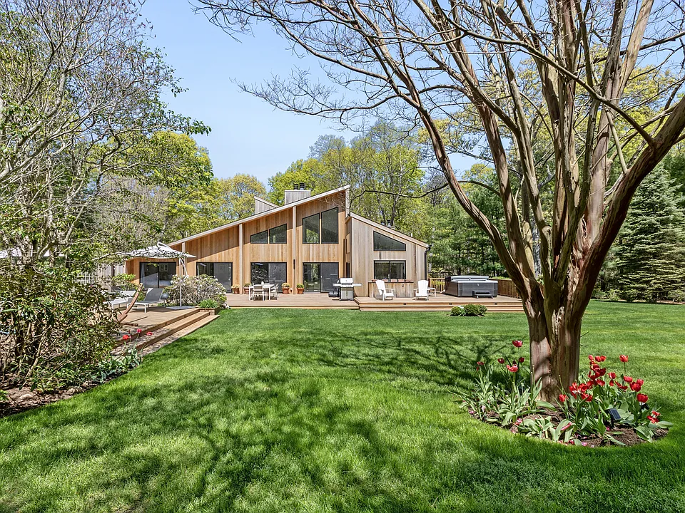 570 Sag Harbor Tpke