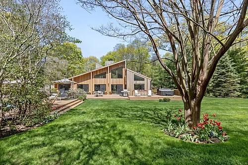 570 Sag Harbor Tpke Photo 1
