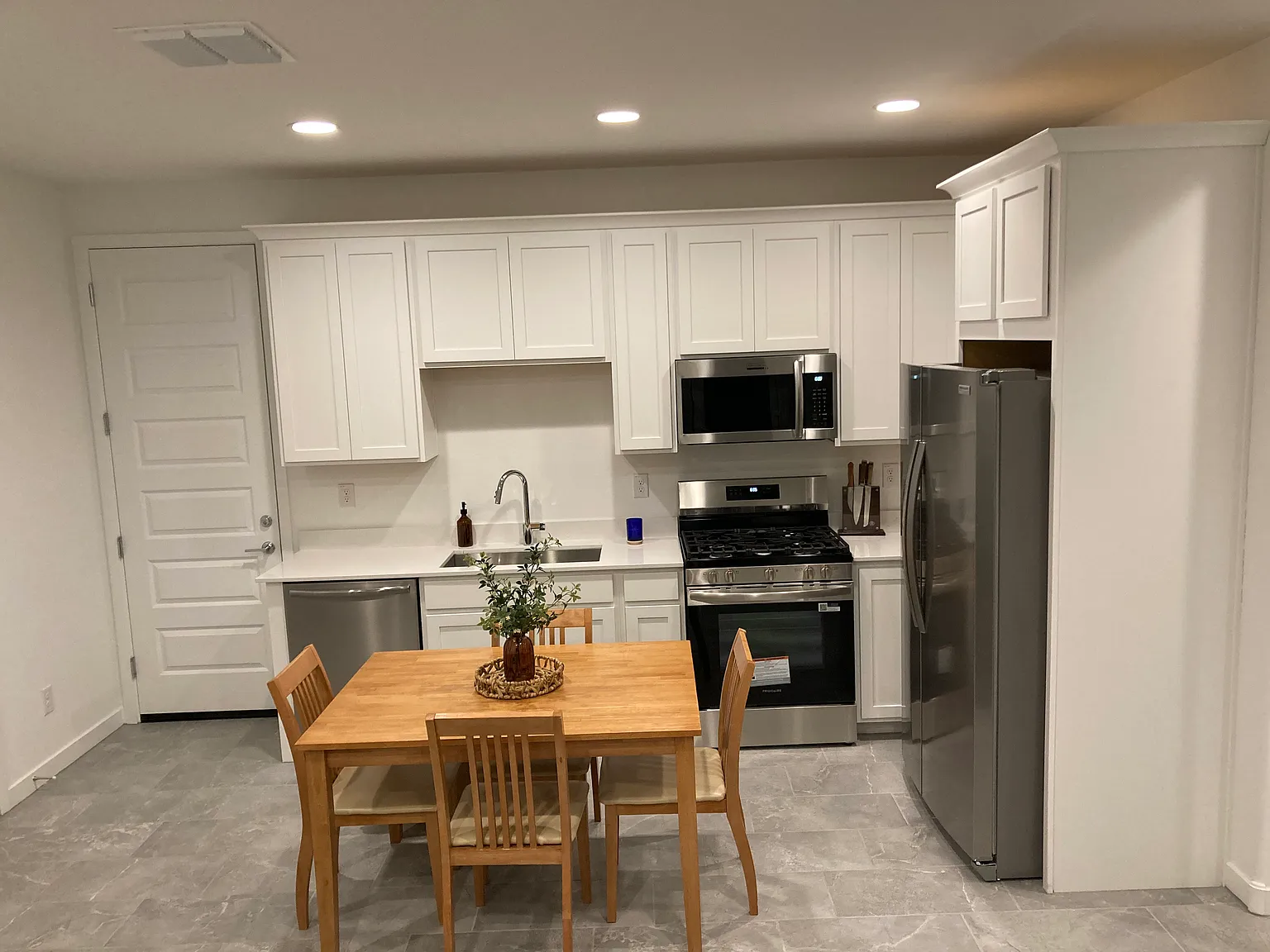 1 bed, 635 sqft, $1,599 — Photo 2