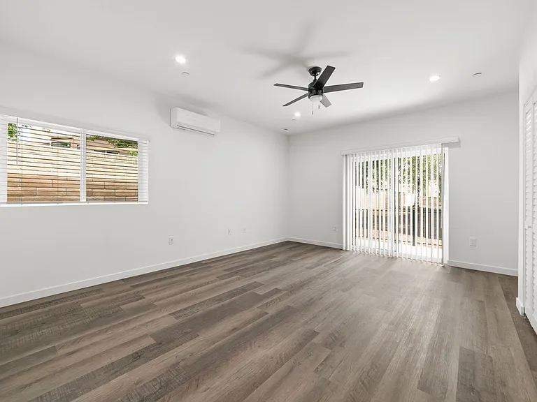 Gorgeous huge units in premier location! ASK ABOUT OUR MOVE-IN SPECIALS!! — Photo 35