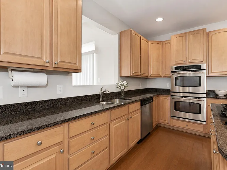 120 Nassau Dr — Photo 10