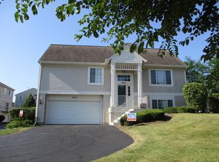 431 Cary Woods Cir, Cary, IL 60013