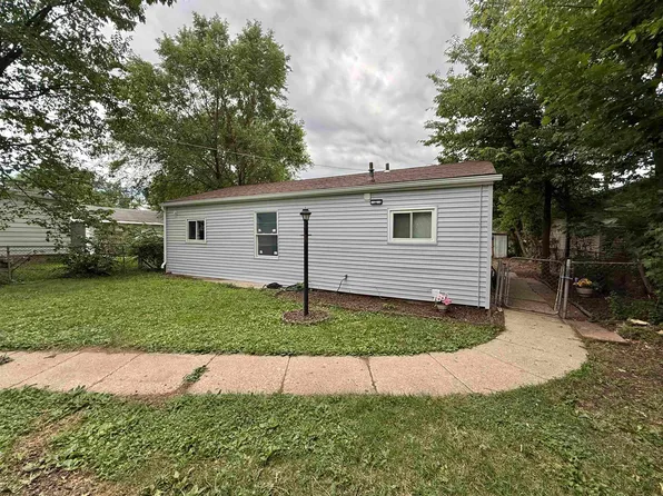 515 Pershing Ave, Machesney Park, IL 61115