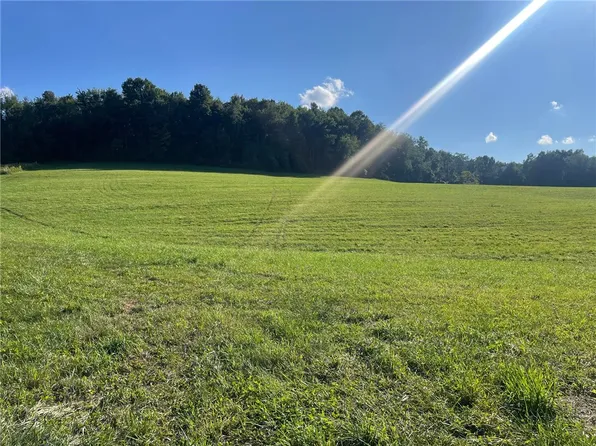 2 Greystone Ln, Latrobe, PA 15650