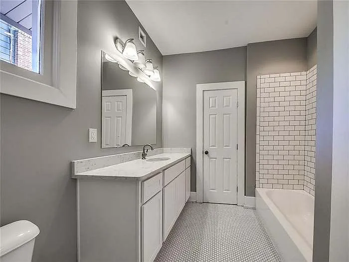 2213 N Shartel Ave — Photo 22
