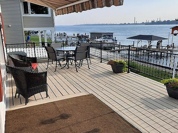 Mid level great porch/awning