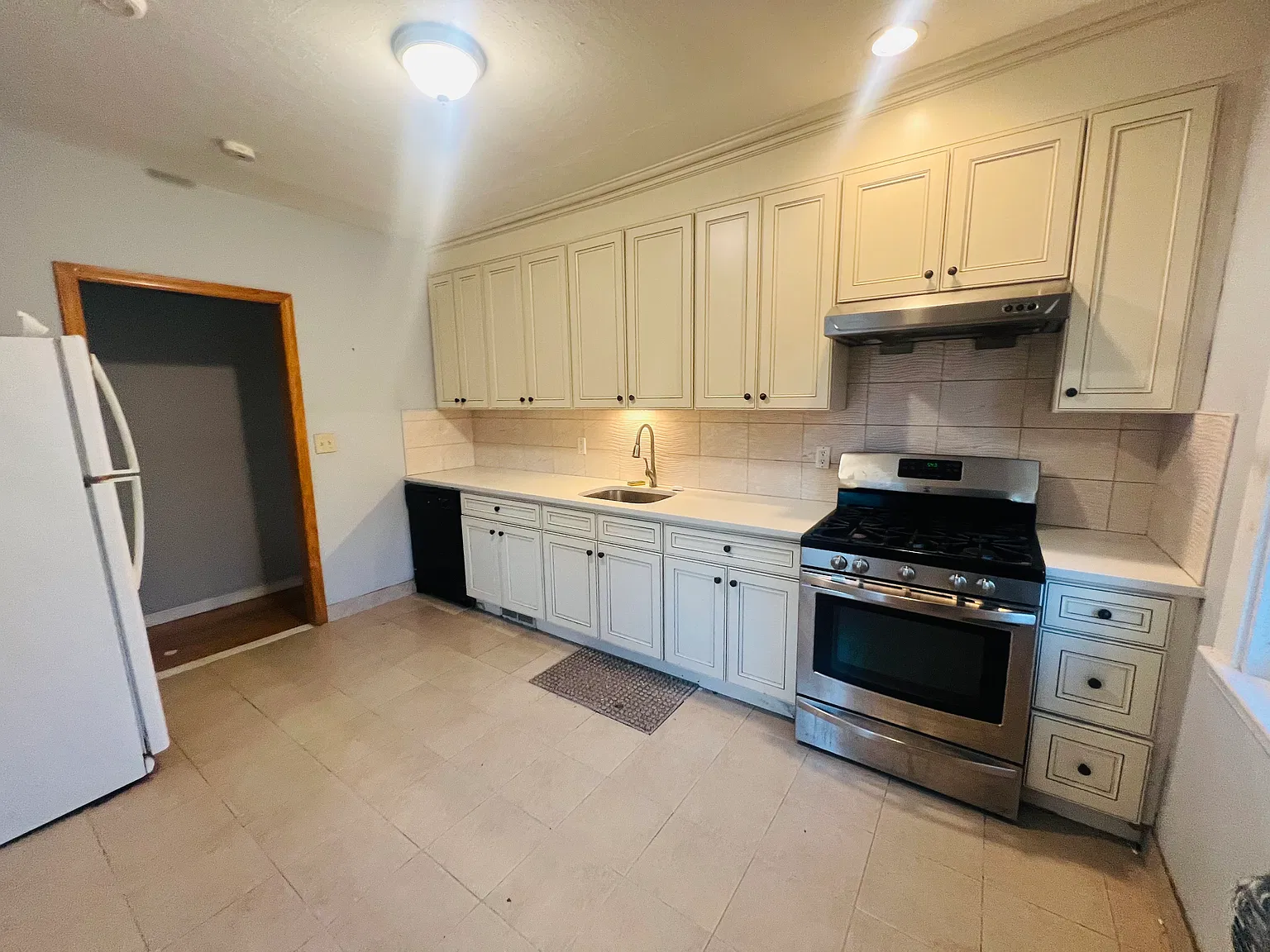 2 bed, 900 sqft, $2,500 — Photo 1