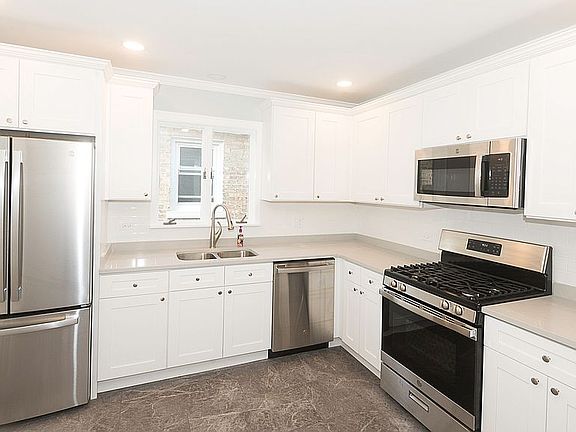4th image of 2934 N 77th Ave