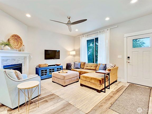 4th image of 136 Spruce Loop SW