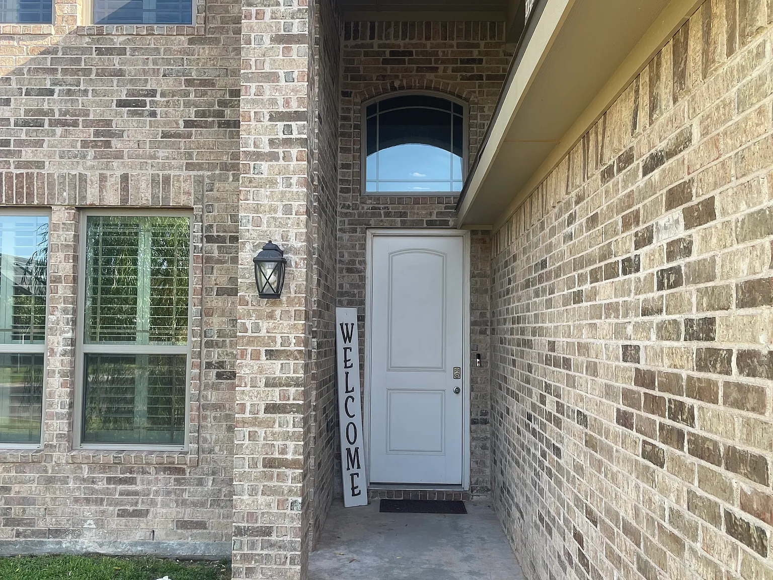 5 bed, 2.5 bath, 2624 sqft, $3,000 — Photo 2