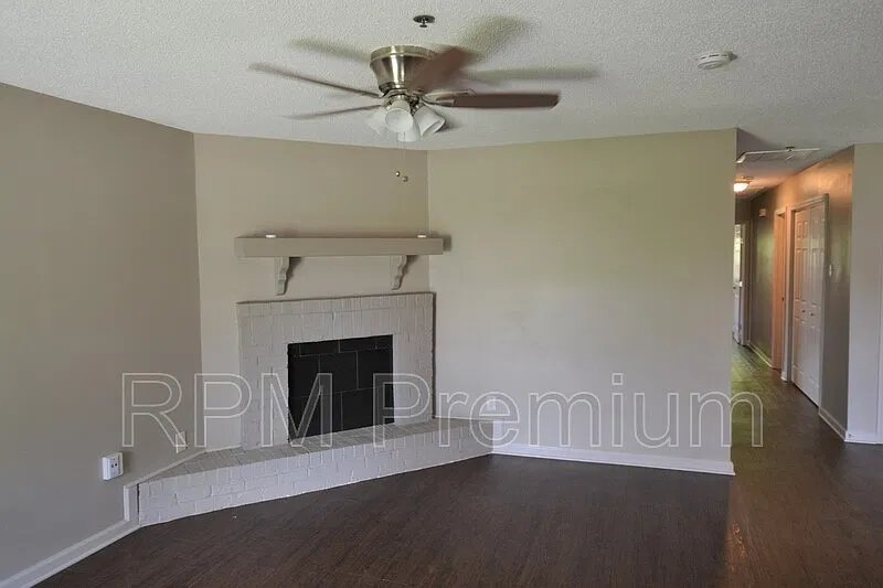 3 bed, 2.0 bath, 1100 sqft, $1,225 — Photo 4
