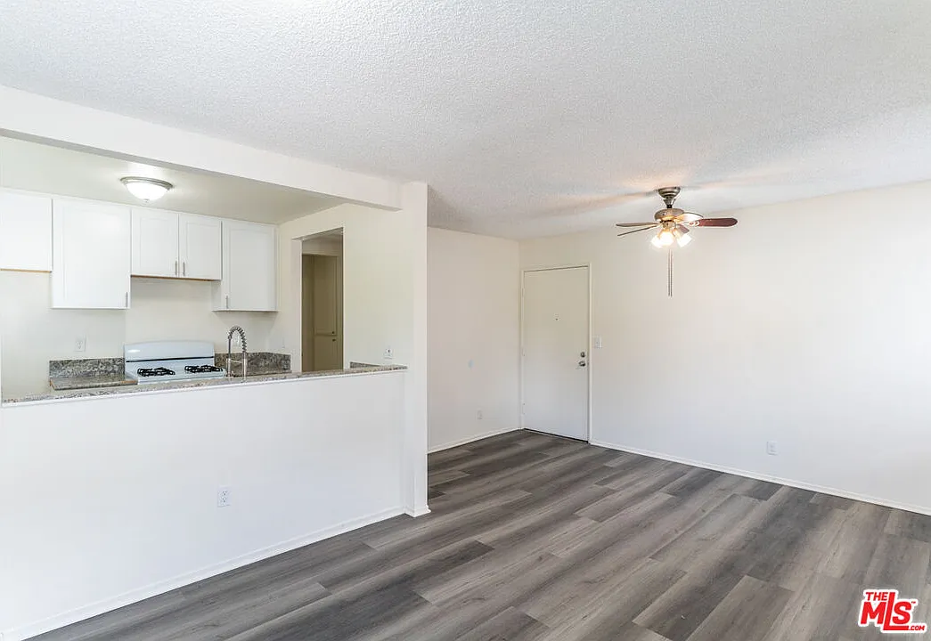 2 bed, 1.0 bath, 733 sqft, $2,025 — Photo 3