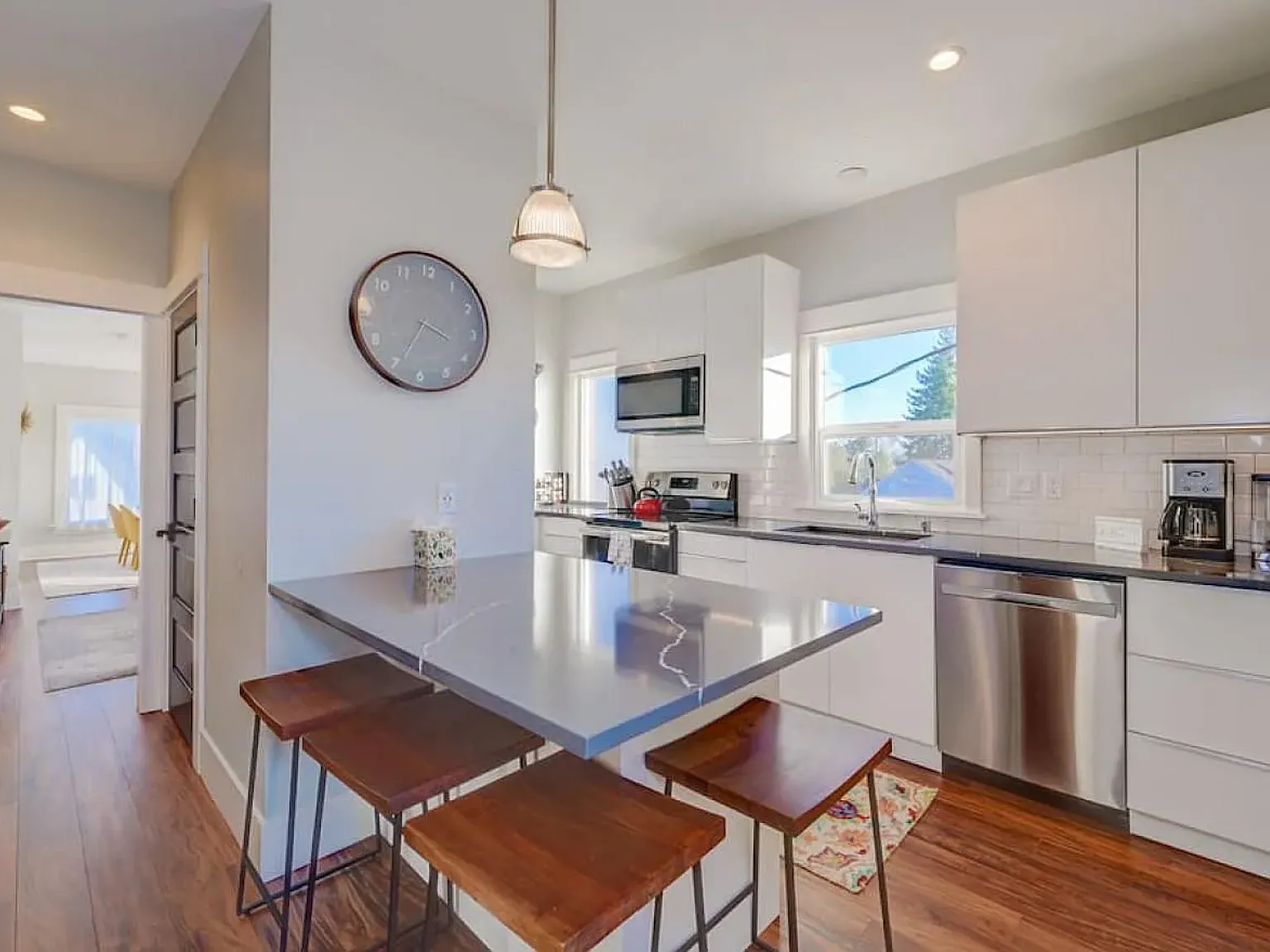 3 bed, 1320 sqft, $4,200 — Photo 3