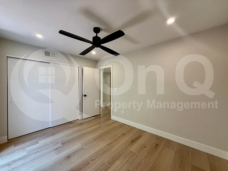4322 N 28th Way — Photo 9