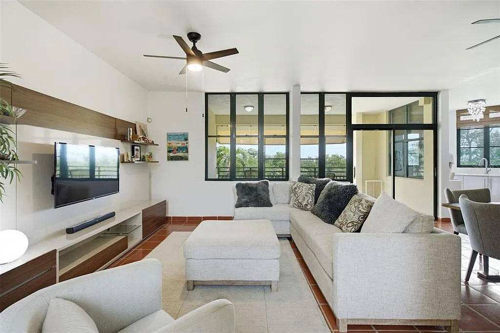 3 bed, 2.0 bath, 1702 sqft, $3,000 — Photo 3