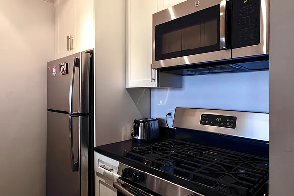 Rented by Manhattan Realty Group | media 3