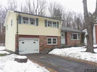 4 Scotchpine Dr, Voorheesville, NY 12186